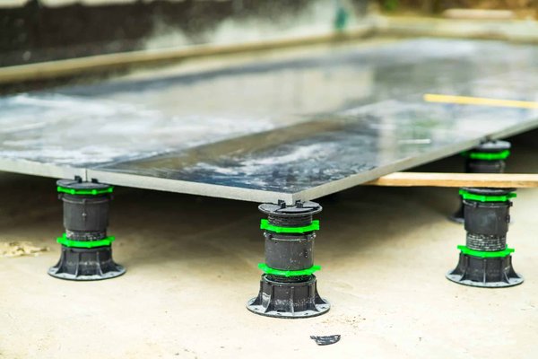 Comment choisir correctement des plots pour dalle de terrasse ?