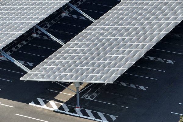 Abri de voiture solaire : avantages et inconvénients !