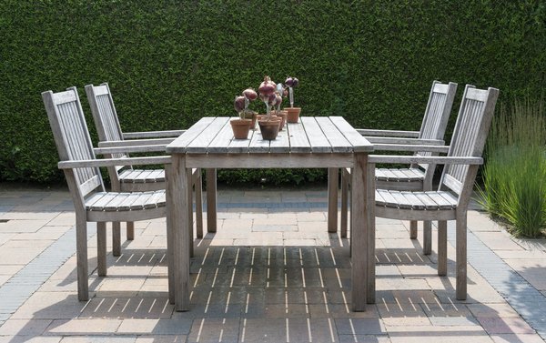 Intégrer un salon de jardin de bois dans sa décoration