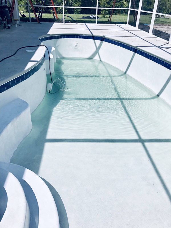 Projet de construction piscine en dur avec MisterDevis : tout savoir sur le sujet !