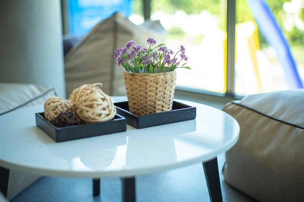 Comment choisir la couleur des fausses fleurs pour qu'elles s'harmonisent avec votre intérieur ?