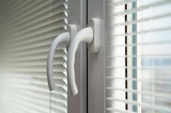 Remplacer une poignée de fenêtre en PVC étape par étape