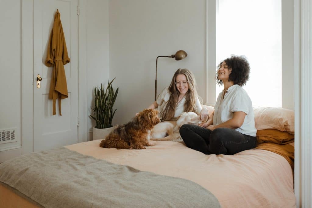 deux femmes avec un animal