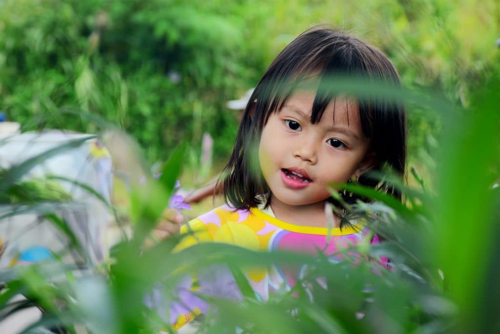 enfant au jardin