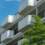 bâtiment en béton blanc sous un ciel bleu pendant la journée